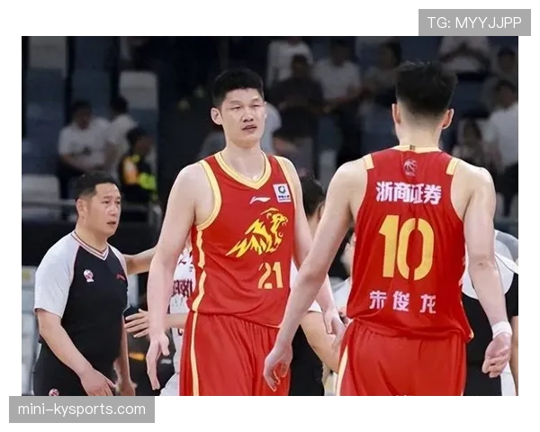 胡金秋上场像巨人，下场排队买菜刷小票，这反差也太接地气了
